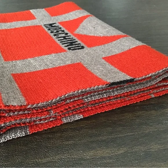 NWOT MOSCHINO Heart print wool scarf.  Mint condition! - Picture 6 of 8